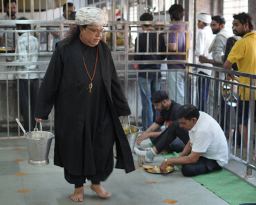 धर्म के नाम पर, क्या हम भक्ति को पाल रहे हैं – या सामाजिक कुप्रथा को?